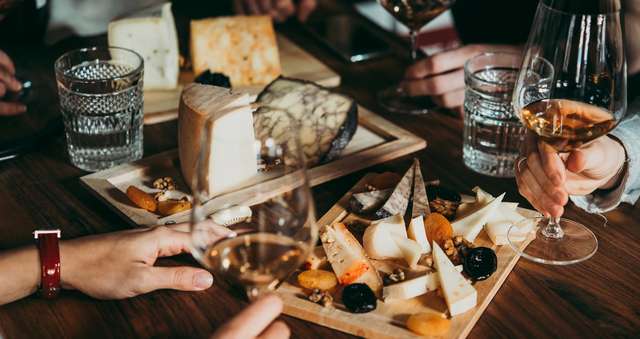Дослідники з'ясували, як вино і сир впливають на когнітивні здібності - фото 439029