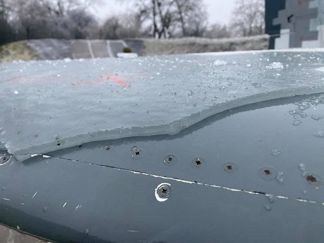 На українських аеродромах військові літаки покрилися кригою: фотофакт - фото 439038