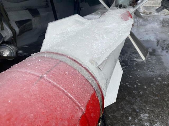 На українських аеродромах військові літаки покрилися кригою: фотофакт - фото 439039