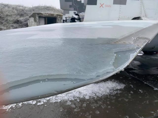 На українських аеродромах військові літаки покрилися кригою: фотофакт - фото 439041