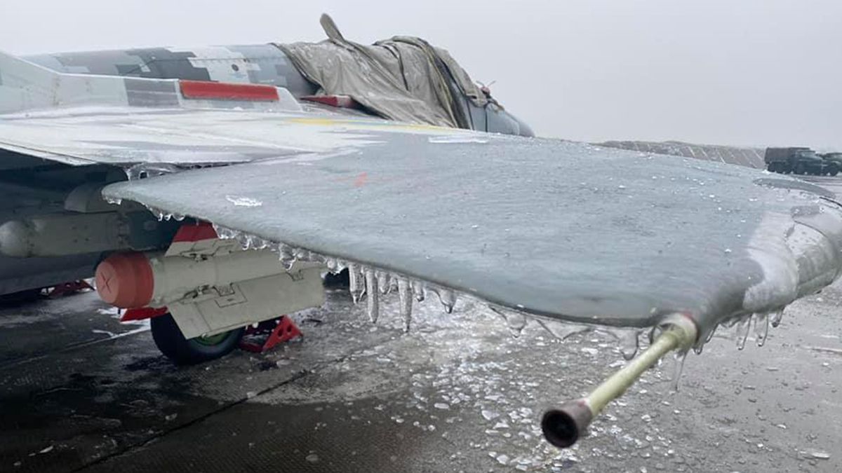 На українських аеродромах військові літаки покрилися кригою: фотофакт