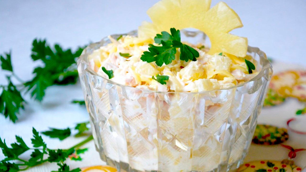 Щось новеньке: рецепт салату олів'є з шинкою і ананасом