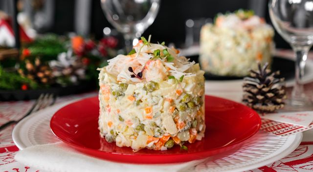 Щось новеньке: рецепт салату олів'є з шинкою і ананасом - фото 439062