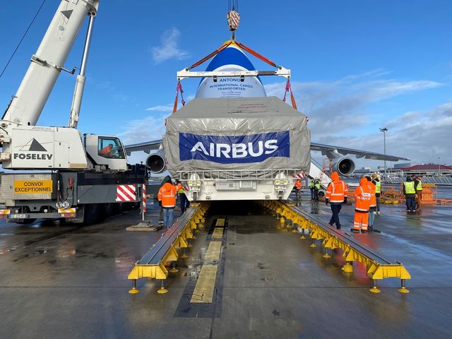 Руслан АН-124 доставив у США великий супутник для SpaceX: фото - фото 439102