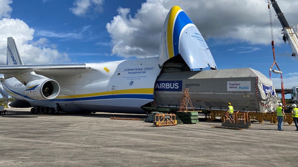 Руслан АН-124 доставив у США великий супутник для SpaceX: фото