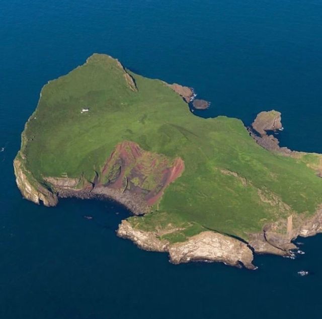 Найсамотніший будинок у світі: розкрито таємницю будівлі на безлюдному острові в Ісландії - фото 439129