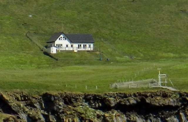 Найсамотніший будинок у світі: розкрито таємницю будівлі на безлюдному острові в Ісландії - фото 439131