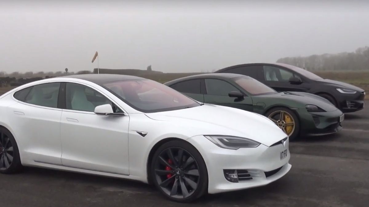 Найпотужніша Tesla Model S vs Porsche Taycan Turbo S: видовищне відео гонки електрокарів