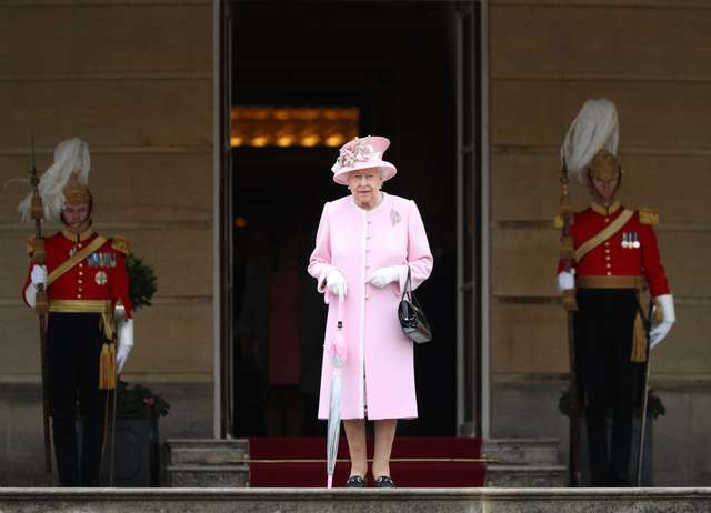 Навіщо Єлизавета II носить сумочку вдома: експерт назвав ймовірну причину - фото 439211