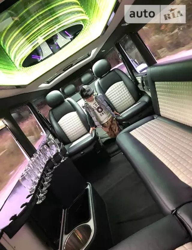 В Україні виставили на продаж вражаючий шестиколісний Mercedes: фото - фото 439215