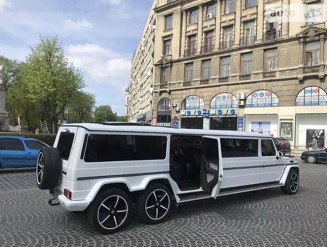 В Україні виставили на продаж вражаючий шестиколісний Mercedes: фото - фото 439216