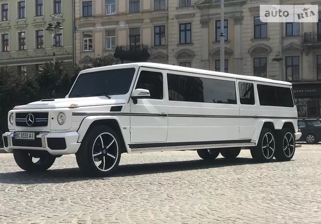 В Україні виставили на продаж вражаючий шестиколісний Mercedes: фото - фото 439217
