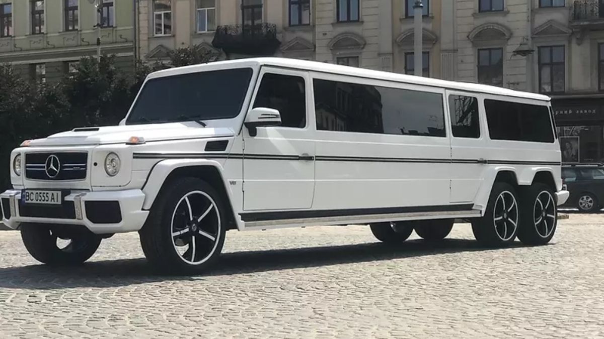В Україні виставили на продаж вражаючий шестиколісний Mercedes: фото