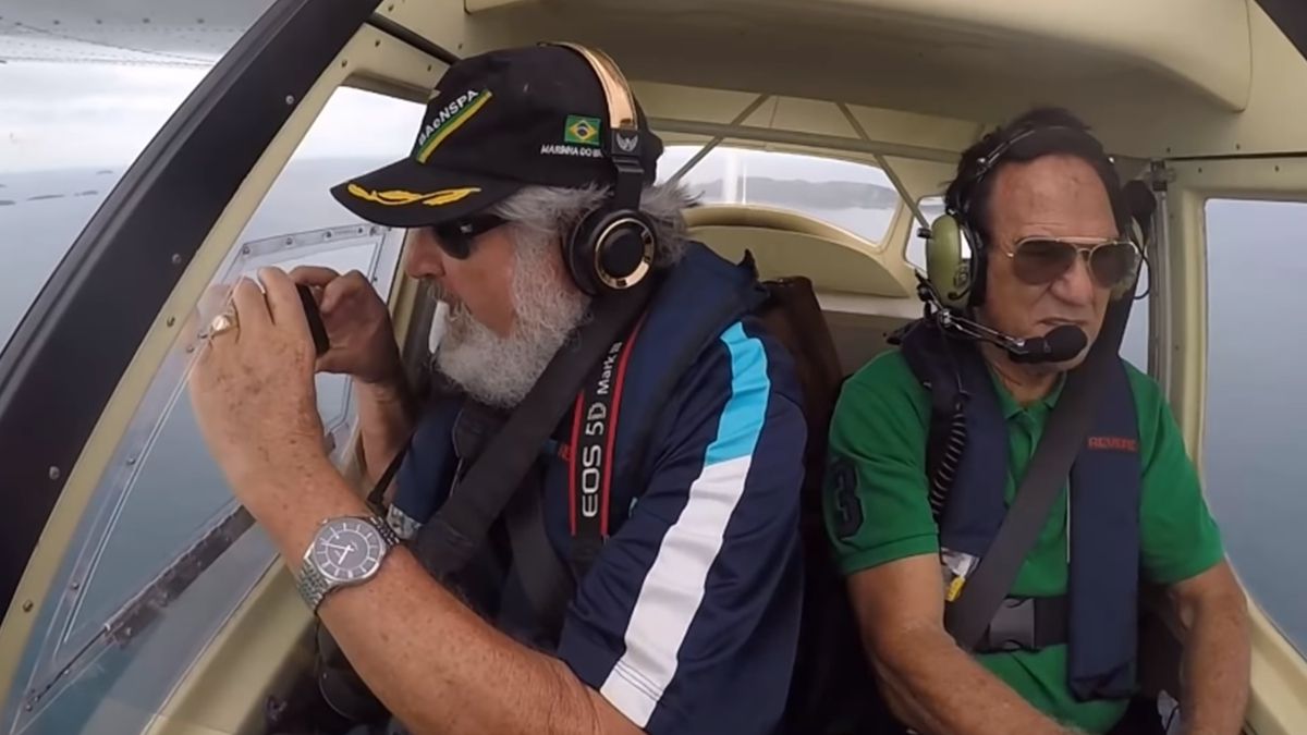 Чоловік випадково впустив iPhone з літака, який вцілів і зняв падіння на відео