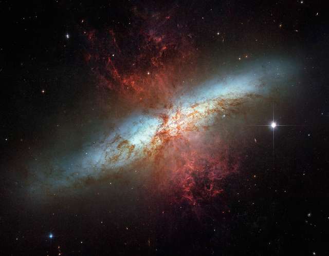У NASA показали 30 неймовірних фото космосу, приурочені до ювілею телескопа Хаббл - фото 439276