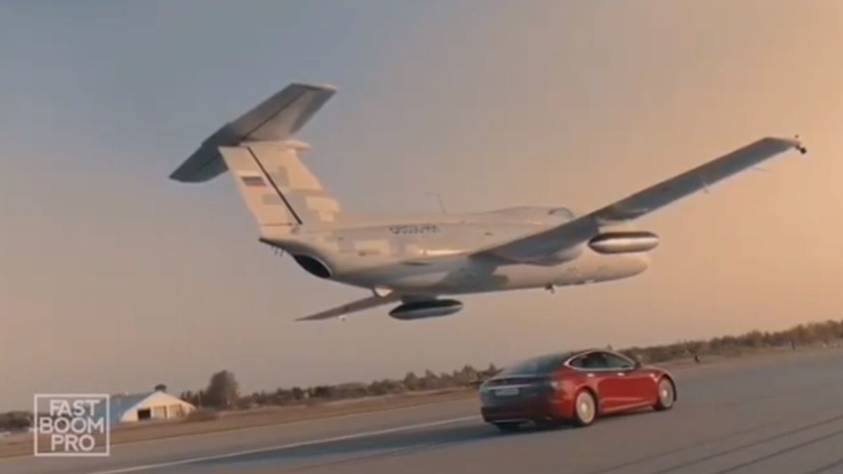 Tesla розігнали до шаленої швидкості і наздогнали реактивний літак: відео - фото 1