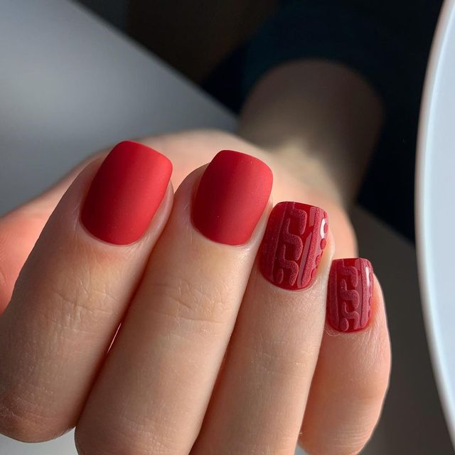 Манікюр на Новий рік 2021: 50 красивих ідей нігтів у фото - фото 439400