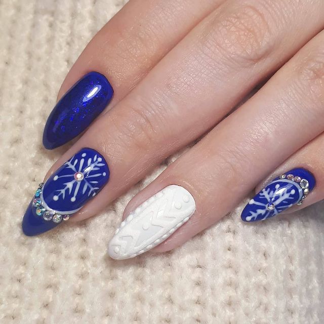 Манікюр на Новий рік 2021: 50 красивих ідей нігтів у фото - фото 439405