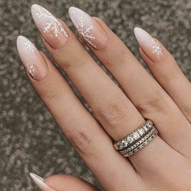 Манікюр на Новий рік 2021: 50 красивих ідей нігтів у фото - фото 439407