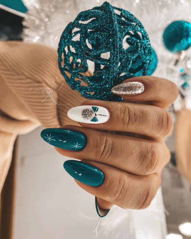 Манікюр на Новий рік 2021: 50 красивих ідей нігтів у фото - фото 439412