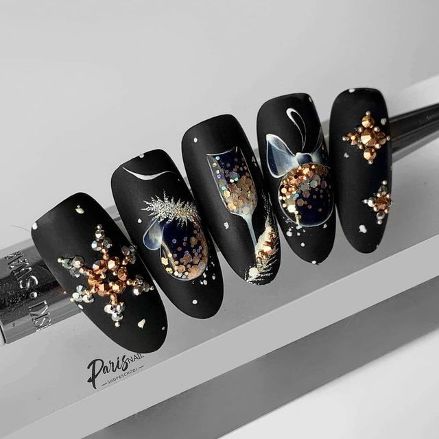 Манікюр на Новий рік 2021: 50 красивих ідей нігтів у фото - фото 439416