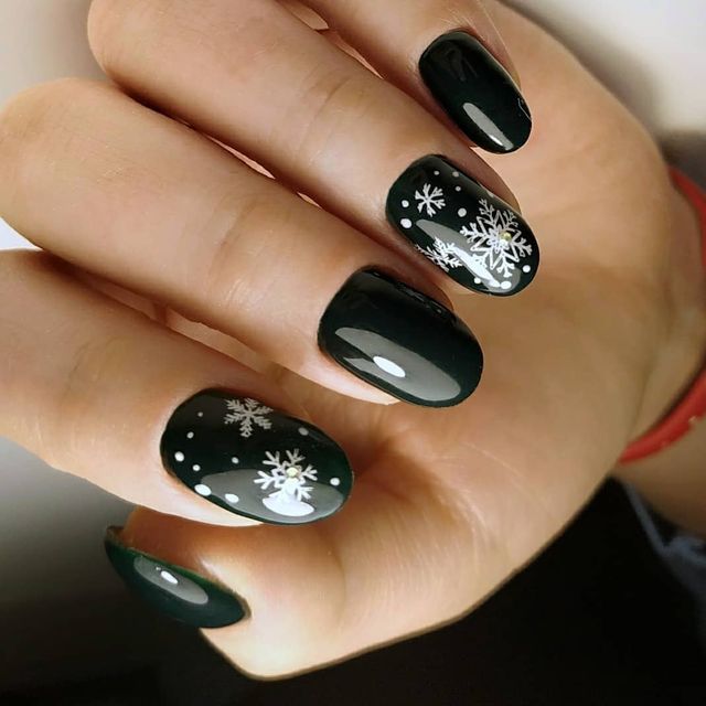 Манікюр на Новий рік 2021: 50 красивих ідей нігтів у фото - фото 439424