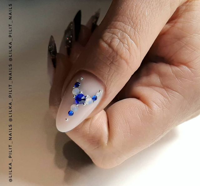 Манікюр на Новий рік 2021: 50 красивих ідей нігтів у фото - фото 439461