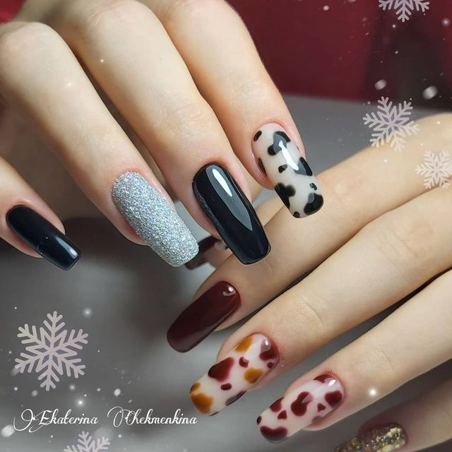 Манікюр на Новий рік 2021: 50 красивих ідей нігтів у фото - фото 439462