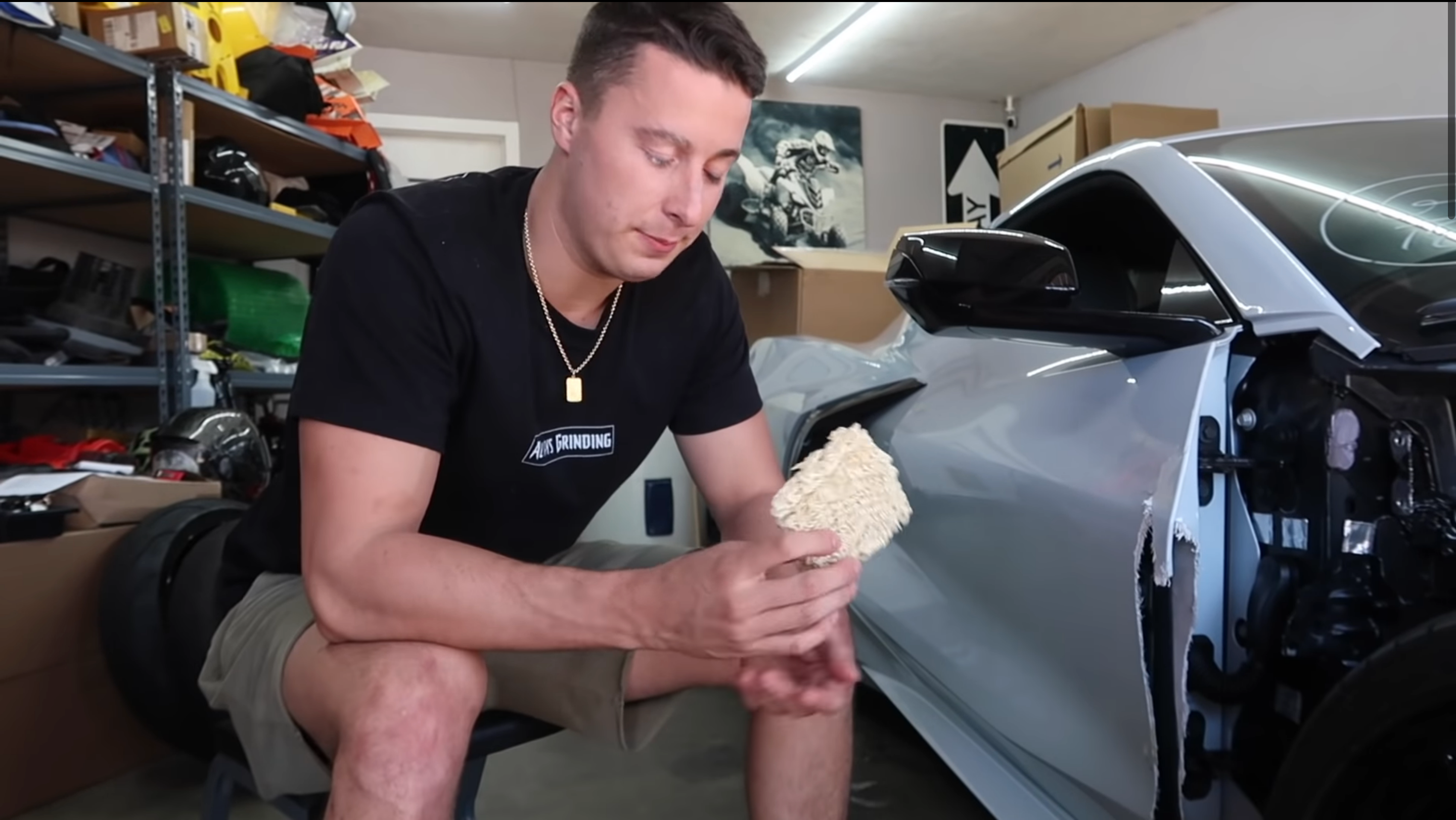 Chevrolet Corvette поремонтували за допомогою локшини та клею: кумедне відео