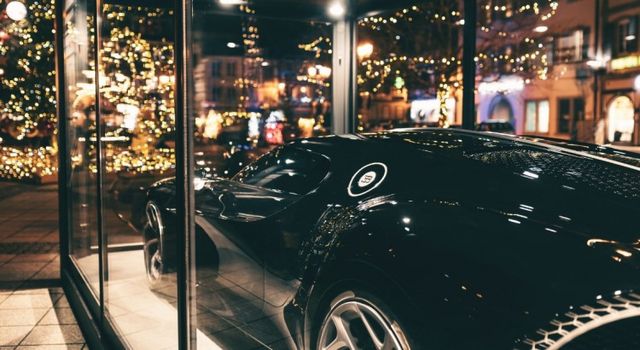 Розкішне авто за 11 мільйонів євро перетворили у новорічну іграшку: фото - фото 439558