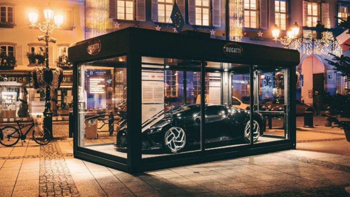 Розкішне авто за 11 мільйонів євро перетворили у новорічну іграшку: фото