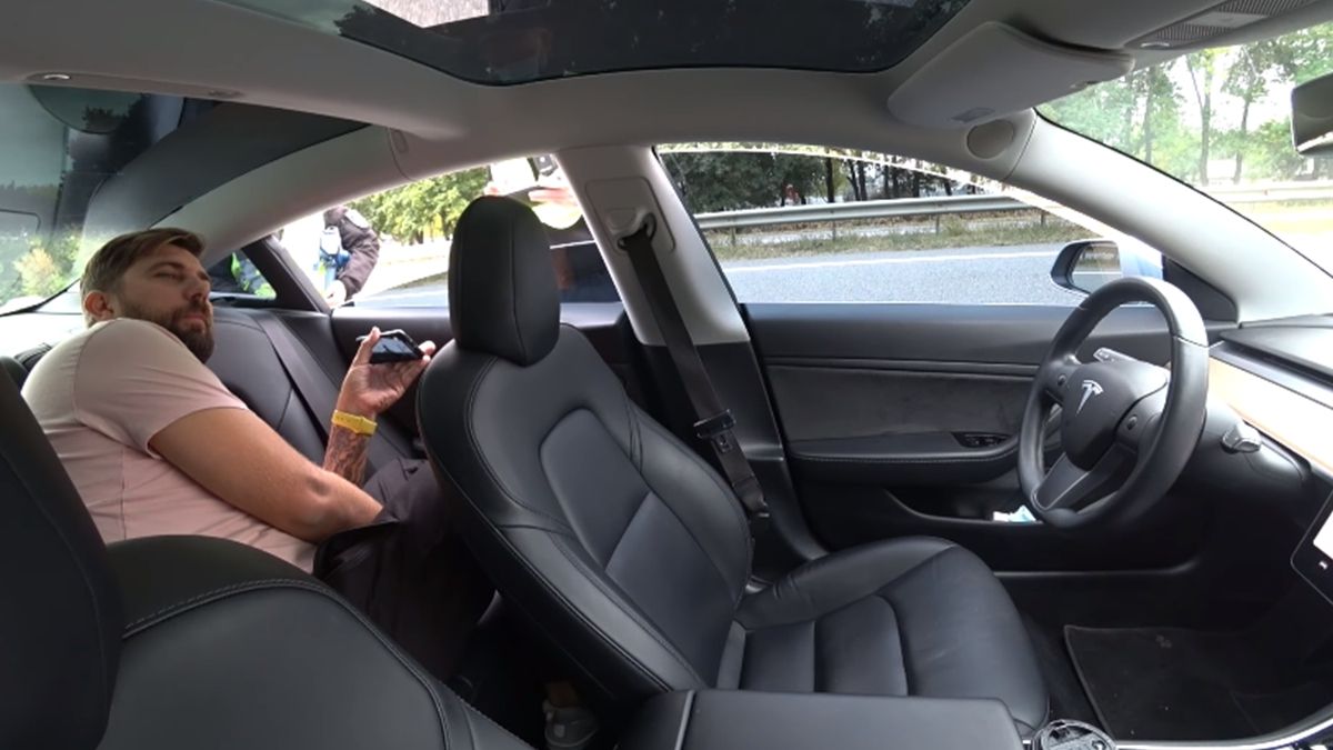 Українець розлютив поліцію своєю Tesla на автопілоті, яка перевищила швидкість: відео - фото 1