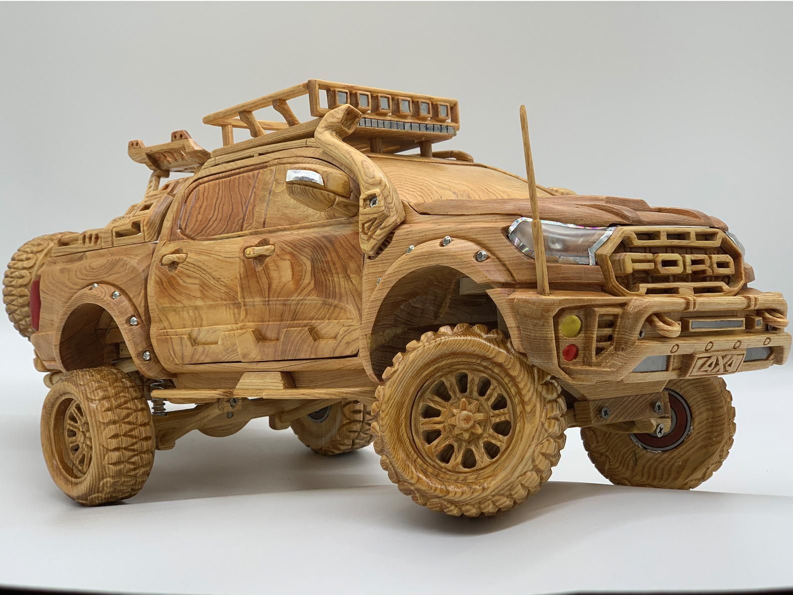 В'єтнамський столяр створив зменшену дерев'яну копію пікапа Ford Raptor