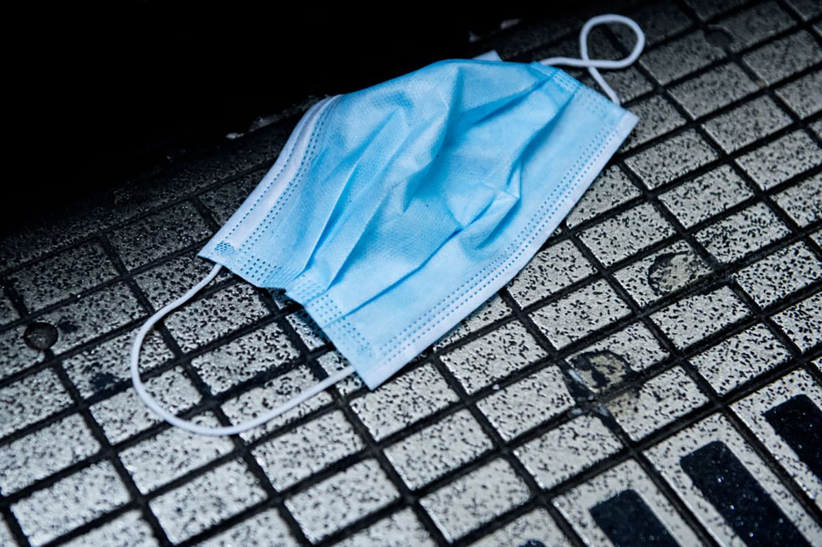 Чому не варто одягати використану маску ще раз
