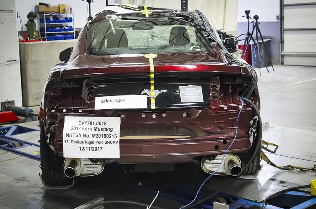 Два розбиті Ford Mustang продають за ціною пари топових iPhone - фото 439833