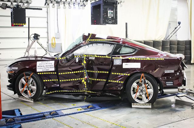 Два розбиті Ford Mustang продають за ціною пари топових iPhone - фото 439834