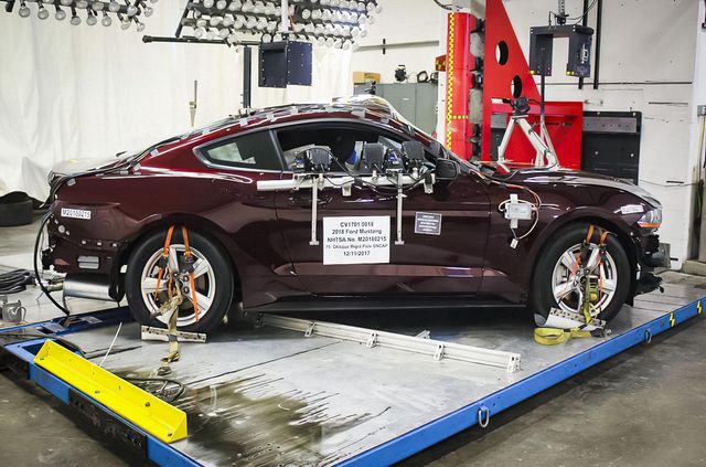 Два розбиті Ford Mustang продають за ціною пари топових iPhone - фото 439835