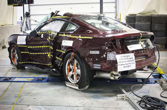 Два розбиті Ford Mustang продають за ціною пари топових iPhone - фото 439836