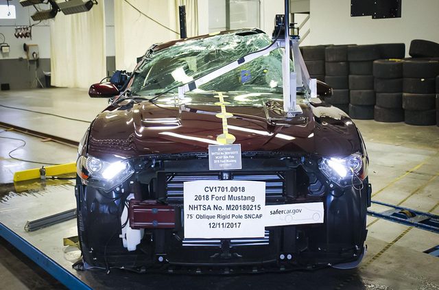 Два розбиті Ford Mustang продають за ціною пари топових iPhone - фото 439837