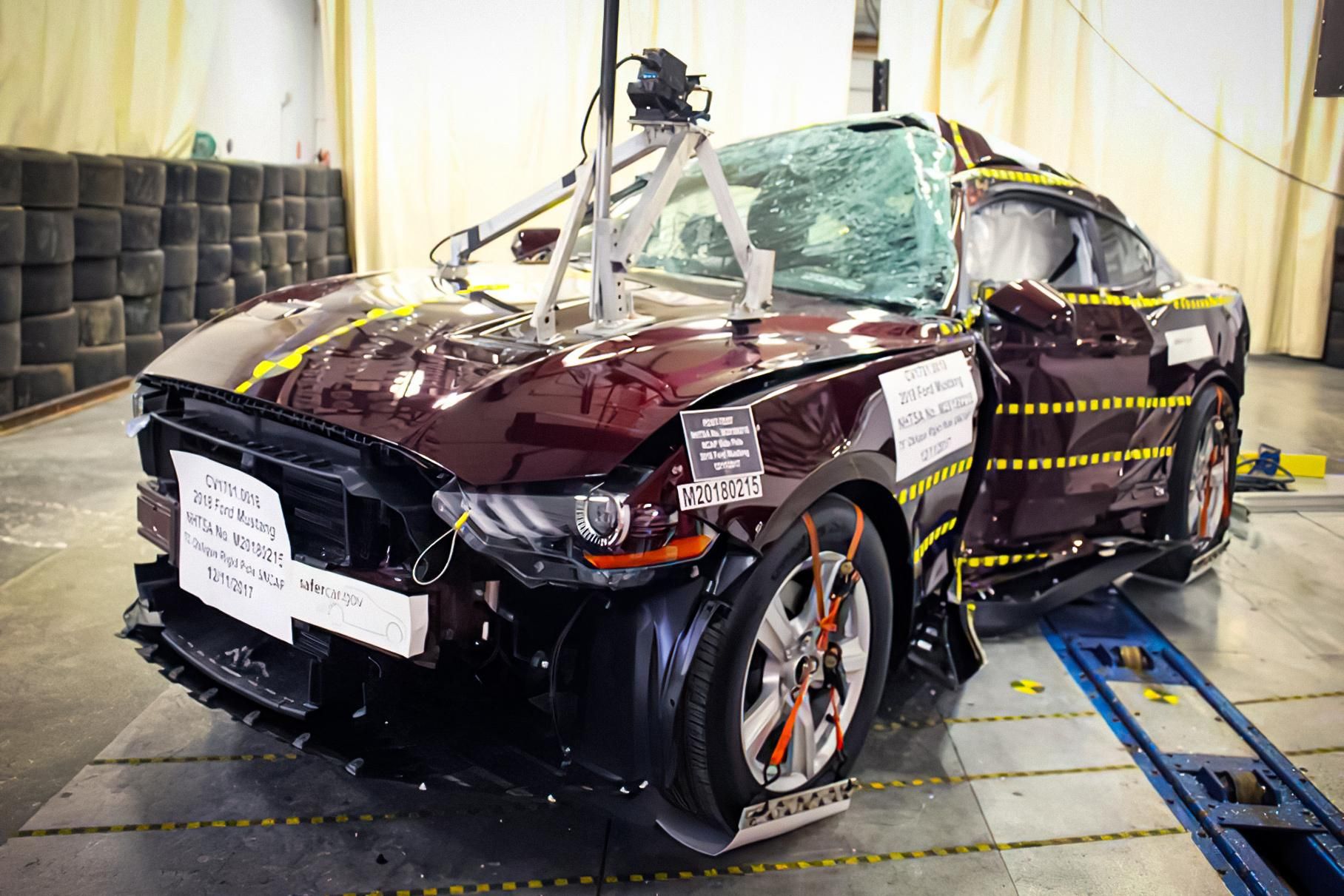 Два розбиті Ford Mustang продають за ціною пари топових iPhone