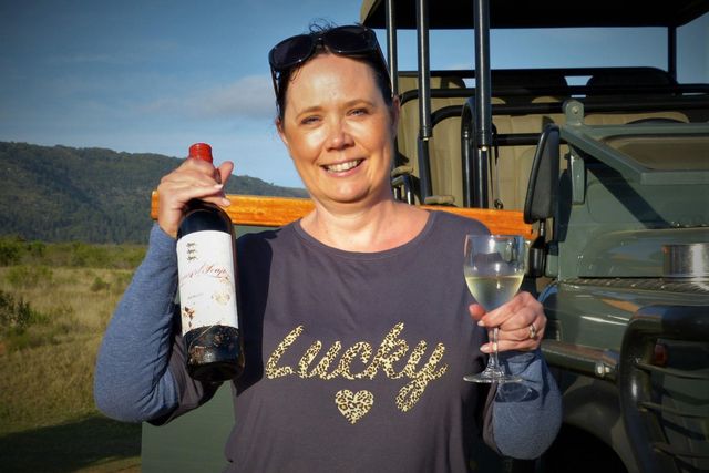 Справжній естет: леопард викрав у пари вино та бокали, щоб і собі розслабитися - фото 439884