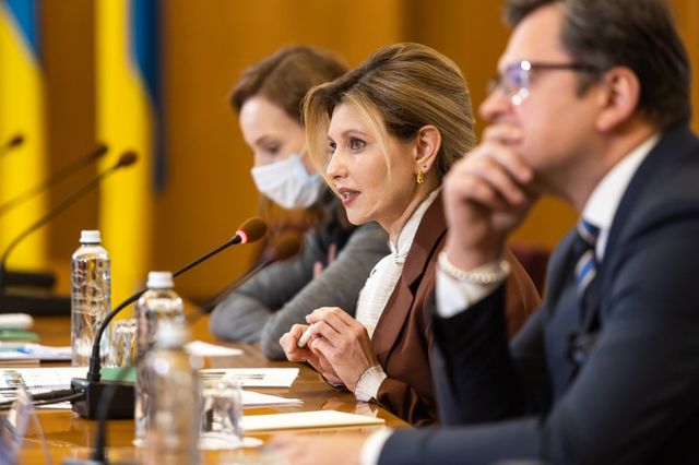 Олена Зеленська в стильному костюмі взяла участь в нараді послів: фото - фото 439898