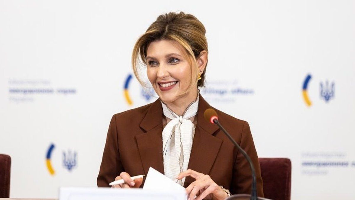 Олена Зеленська в стильному костюмі взяла участь в нараді послів: фото