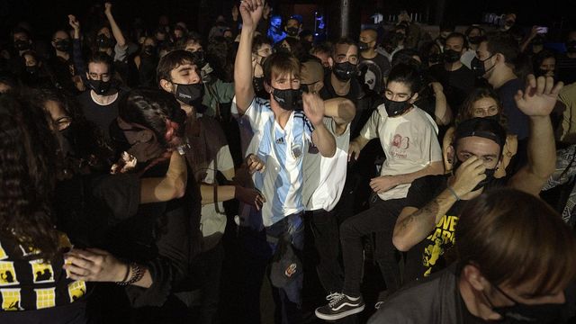 У Барселоні пройшов перший фестиваль, на який впускали після експрес-тесту на COVID-19 - фото 439939