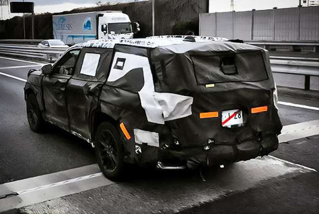 Новий Toyota Land Cruiser сфотографували під час дорожніх тестів - фото 440173