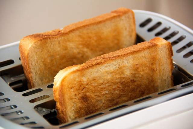 Медики розповіли, чим небезпечні тости на сніданок - фото 440255