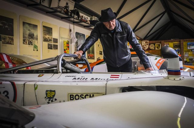 80-річний фанат Porsche придбав собі 80-й спорткар - фото 440311