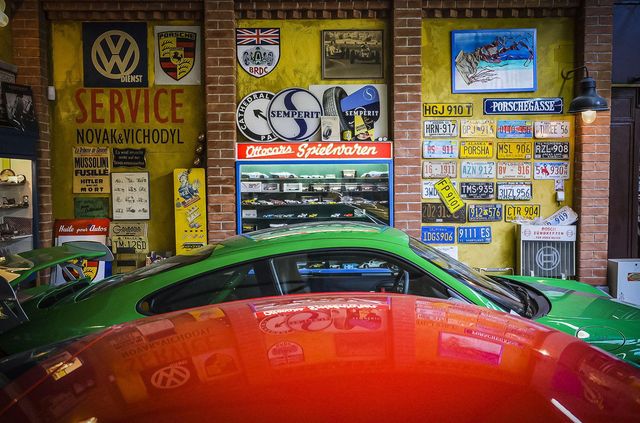 80-річний фанат Porsche придбав собі 80-й спорткар - фото 440314