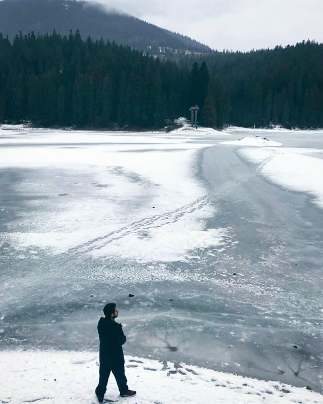 Озеро Синевир зачарувало мережу зимовою красою - фото 440367