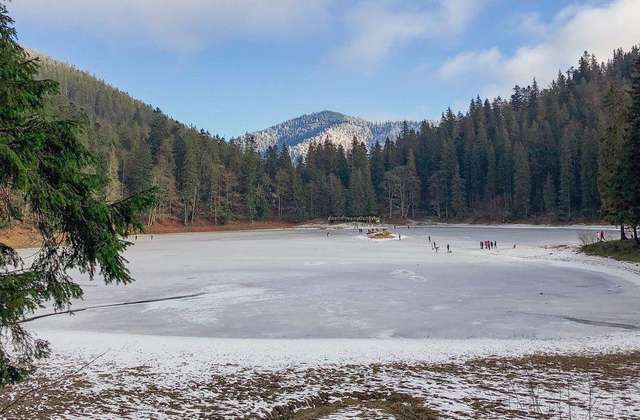 Озеро Синевир зачарувало мережу зимовою красою - фото 440368